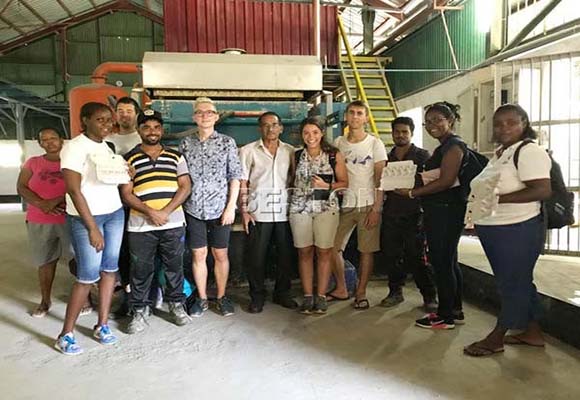 Cliente De Beston máquina para hacer cartones de huevos- En Seychelles