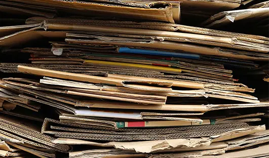 Cartón de desecho utilizado para la producción de bandejas de huevos